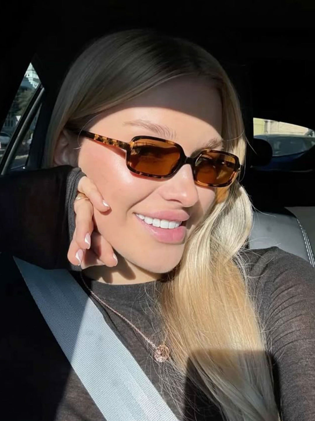 Skarlett | Glamouröösit Aurinkolasit